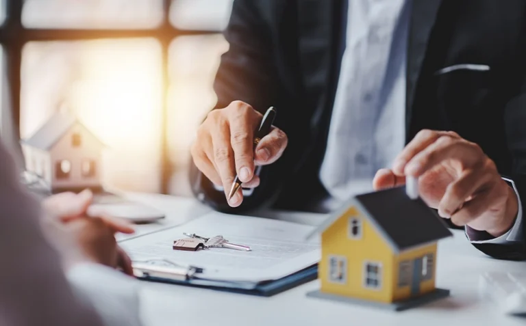 How to Avoid Luxury Estate Purchasing Risks: Expert Strategies